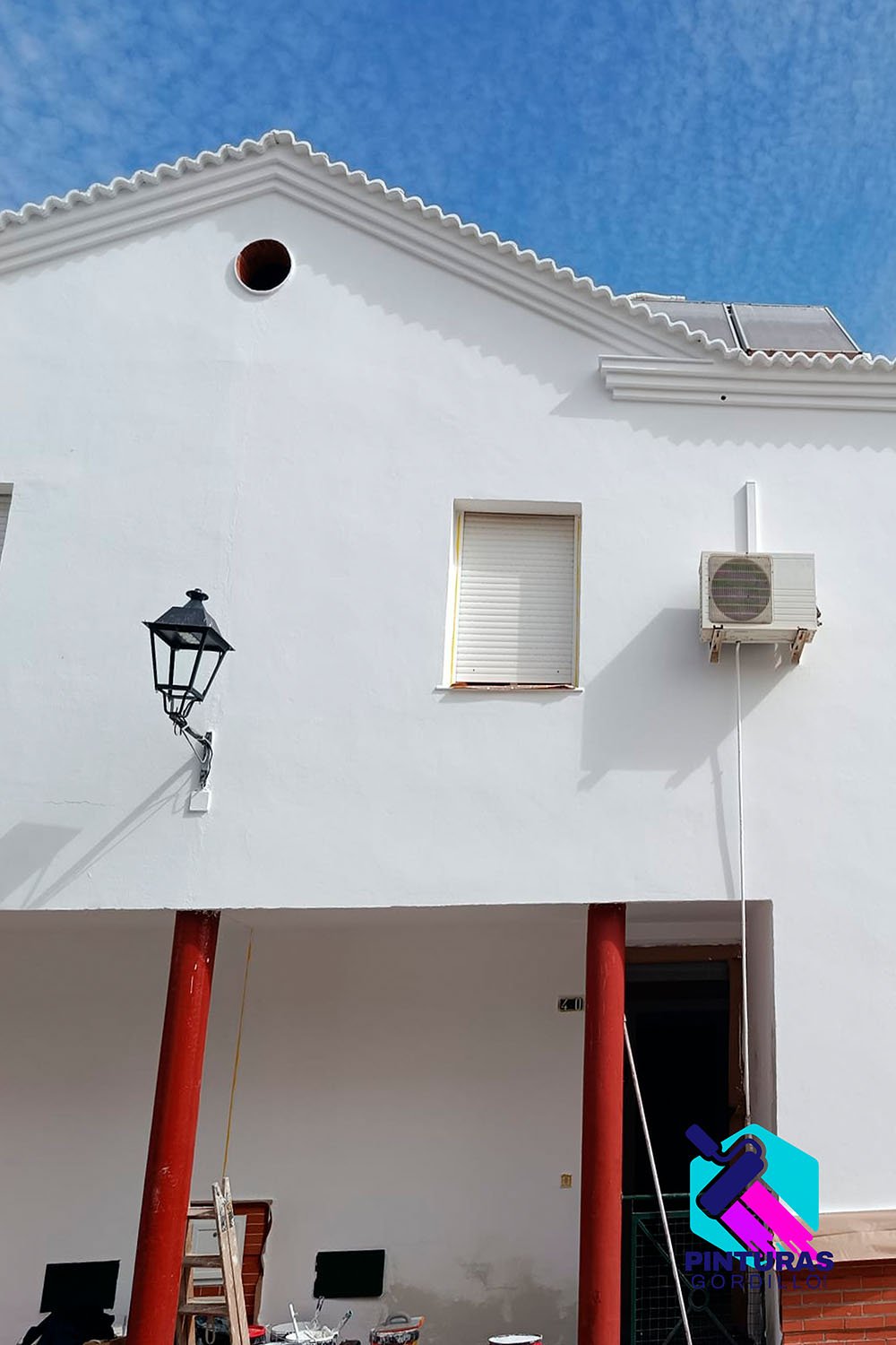 Reparación y pintura de fachada con mortero y pintura elástica