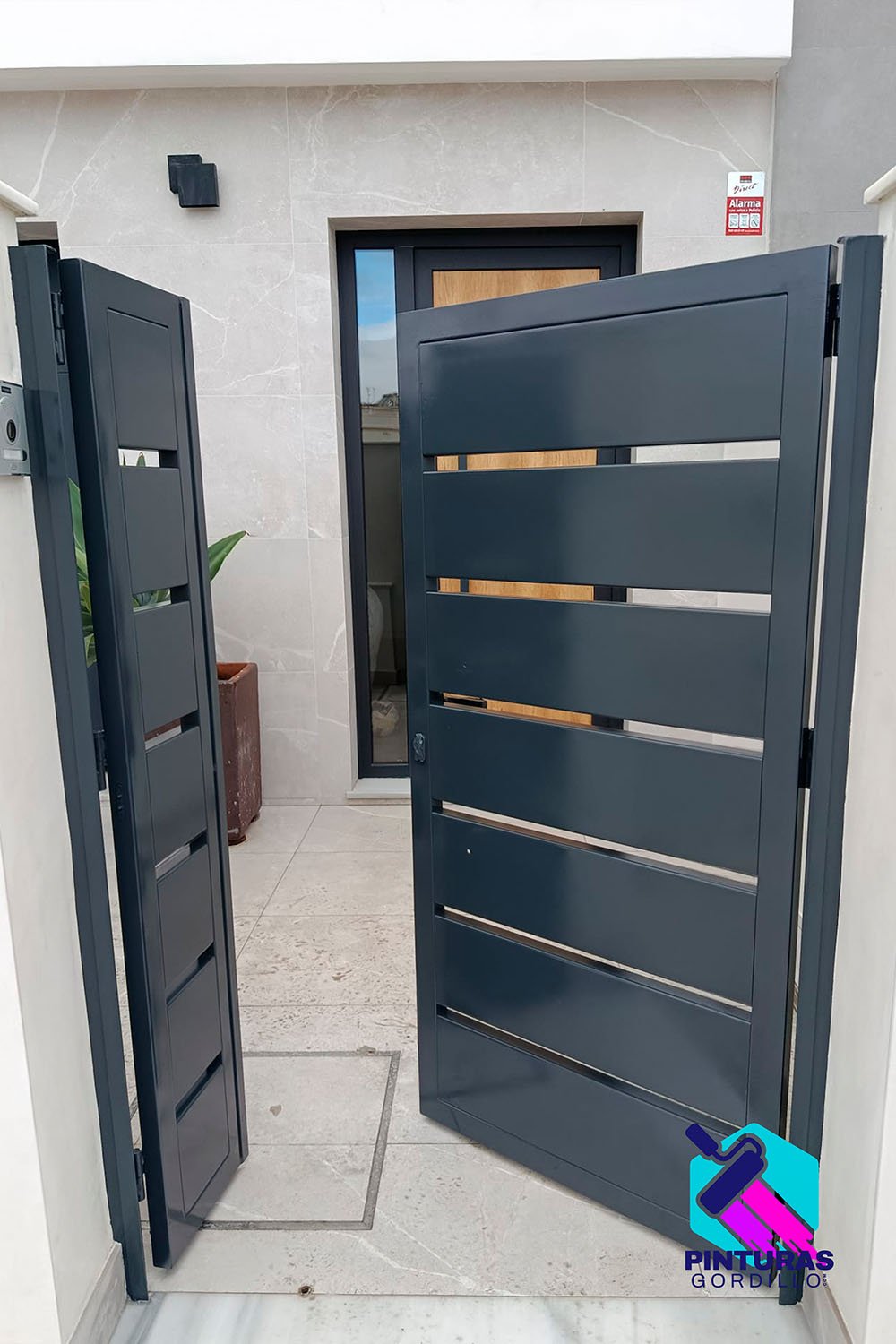 Restauración y esmaltado de reja y puerta metálica en Lebrija